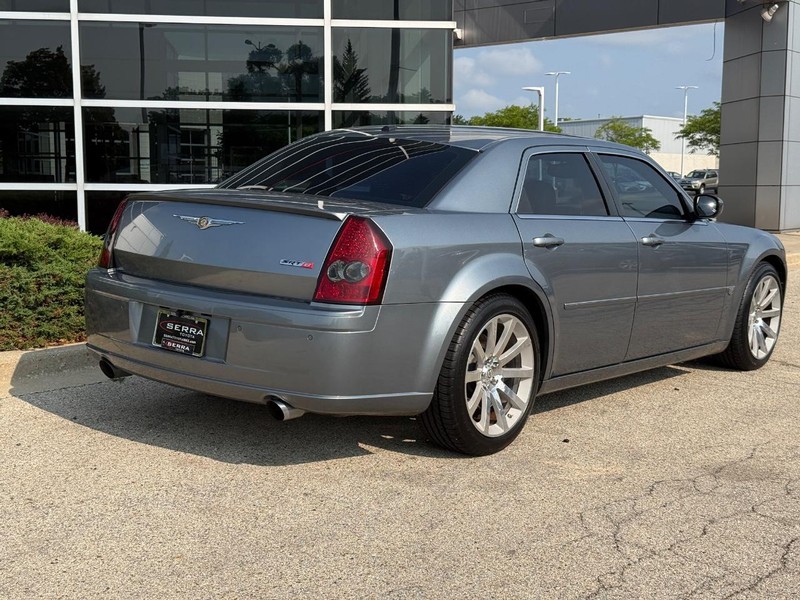 Chrysler 300 Vehicle Full-screen Gallery Image 03