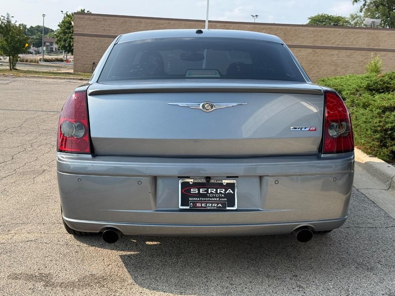 Chrysler 300 Vehicle Full-screen Gallery Image 04