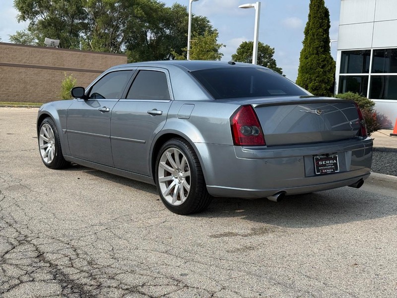 Chrysler 300 Vehicle Full-screen Gallery Image 05