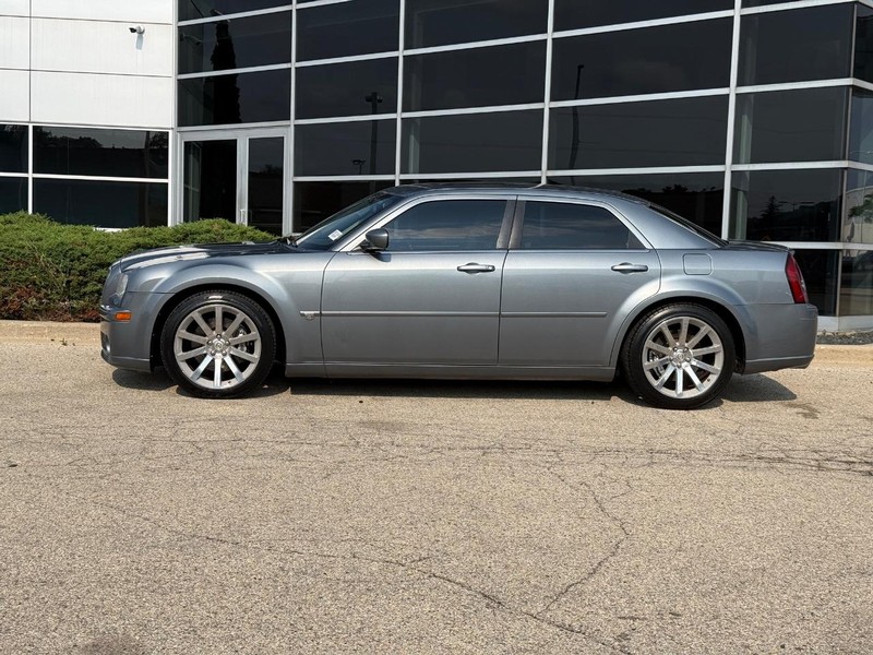 Chrysler 300 Vehicle Full-screen Gallery Image 06