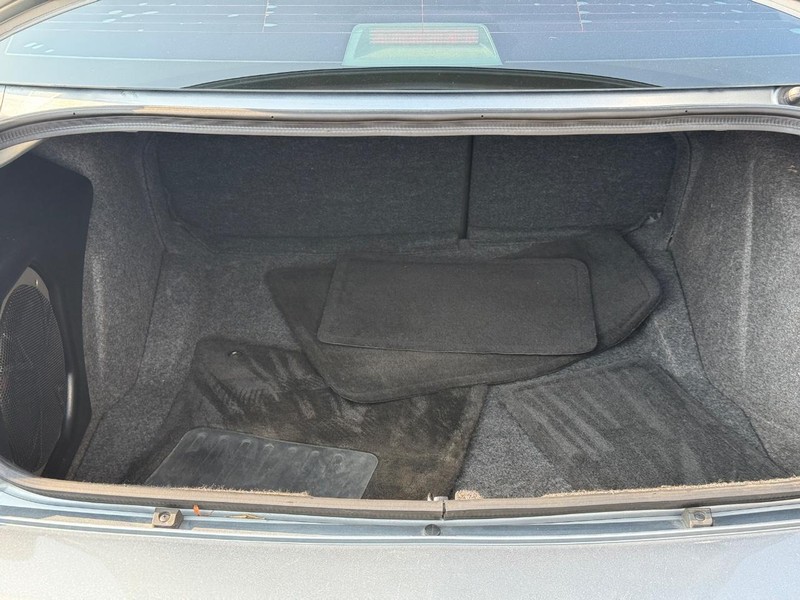 Chrysler 300 Vehicle Full-screen Gallery Image 09