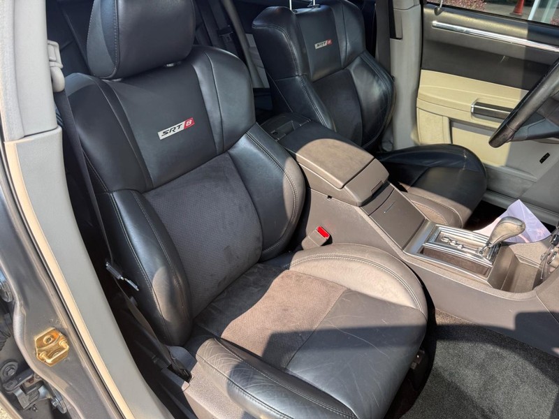 Chrysler 300 Vehicle Full-screen Gallery Image 11