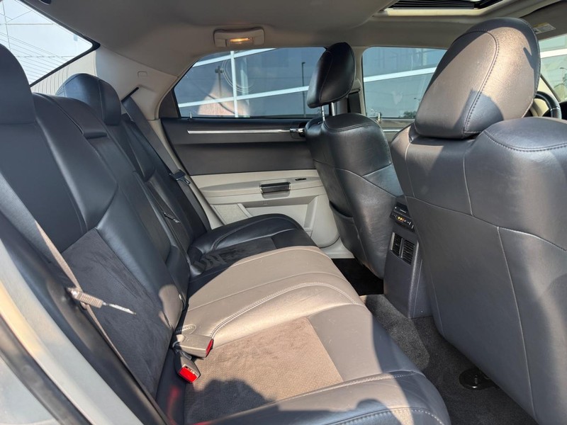 Chrysler 300 Vehicle Full-screen Gallery Image 12