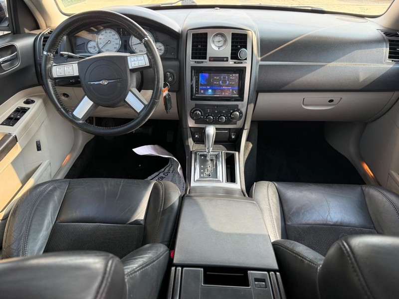 Chrysler 300 Vehicle Full-screen Gallery Image 13