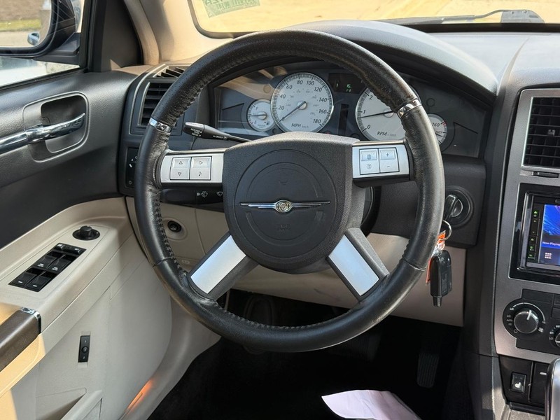 Chrysler 300 Vehicle Full-screen Gallery Image 14