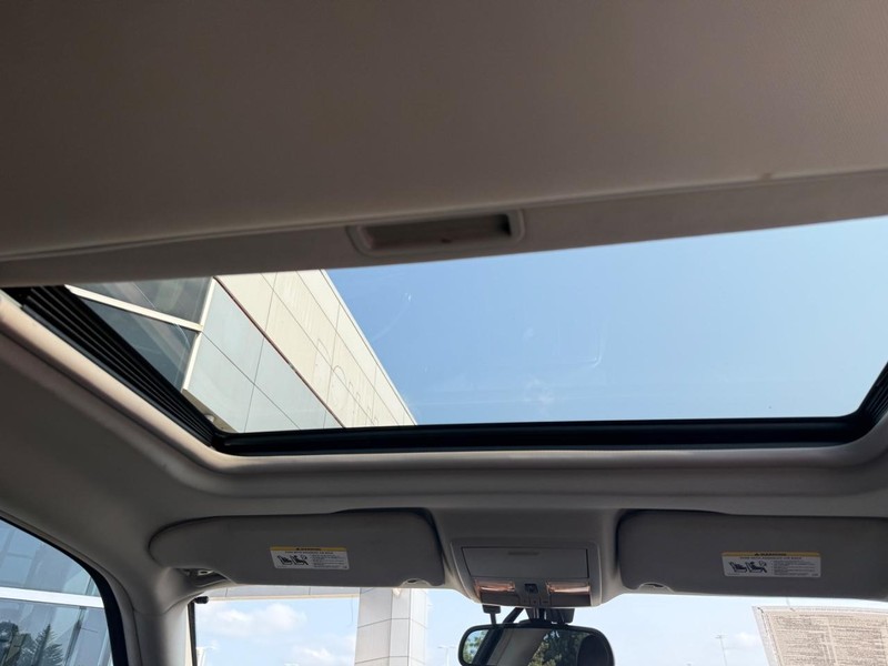 Chrysler 300 Vehicle Full-screen Gallery Image 15
