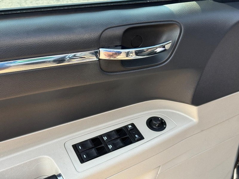 Chrysler 300 Vehicle Full-screen Gallery Image 18