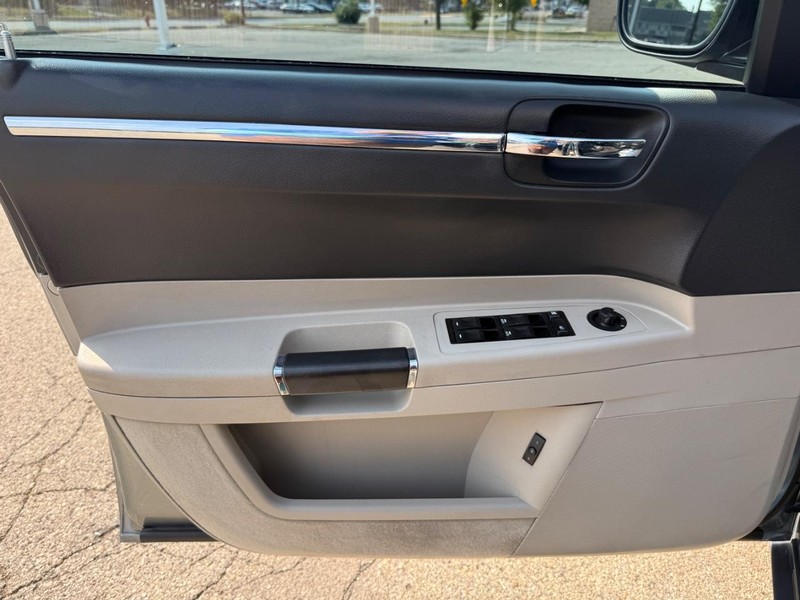 Chrysler 300 Vehicle Full-screen Gallery Image 19