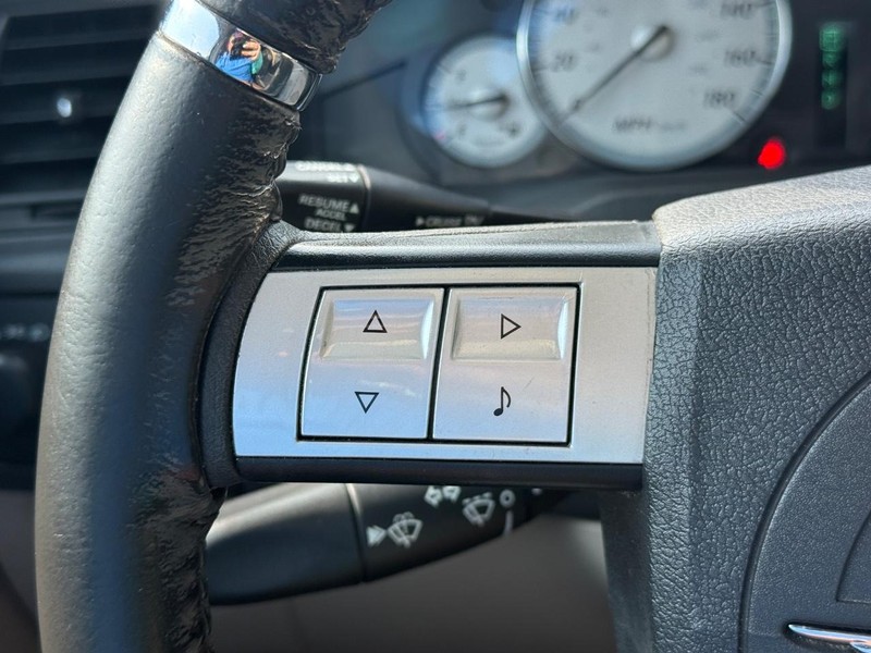 Chrysler 300 Vehicle Full-screen Gallery Image 20