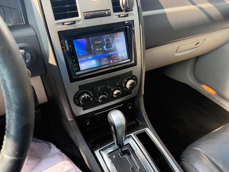 Chrysler 300 Vehicle Full-screen Gallery Image 25