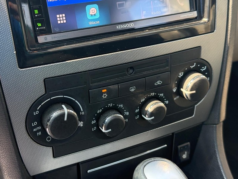 Chrysler 300 Vehicle Full-screen Gallery Image 28