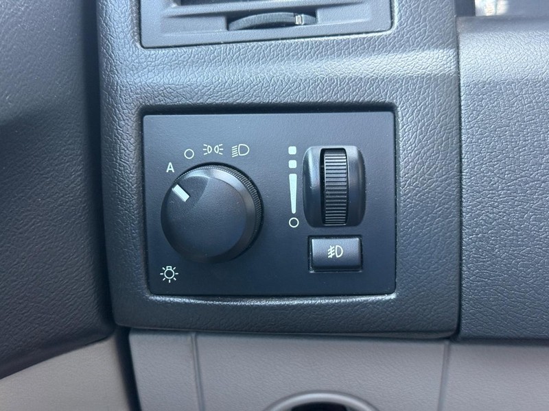Chrysler 300 Vehicle Full-screen Gallery Image 30