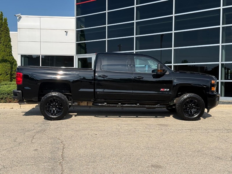 Chevrolet Silverado 2500HD Vehicle Full-screen Gallery Image 02
