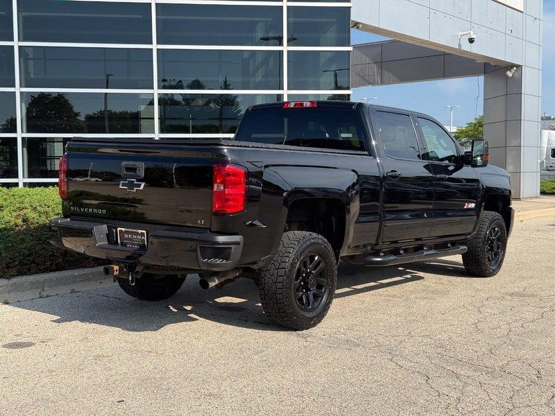 Chevrolet Silverado 2500HD Vehicle Full-screen Gallery Image 03