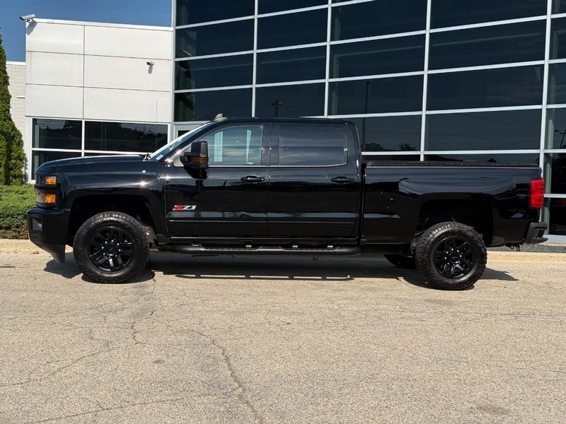 Chevrolet Silverado 2500HD Vehicle Full-screen Gallery Image 06