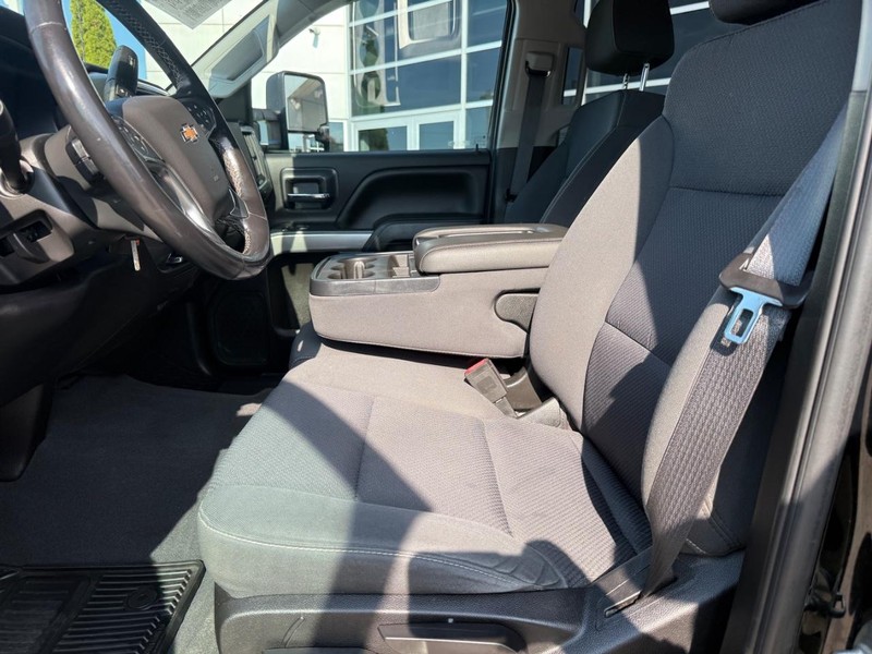 Chevrolet Silverado 2500HD Vehicle Full-screen Gallery Image 16