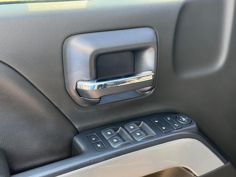 Chevrolet Silverado 2500HD Vehicle Full-screen Gallery Image 18