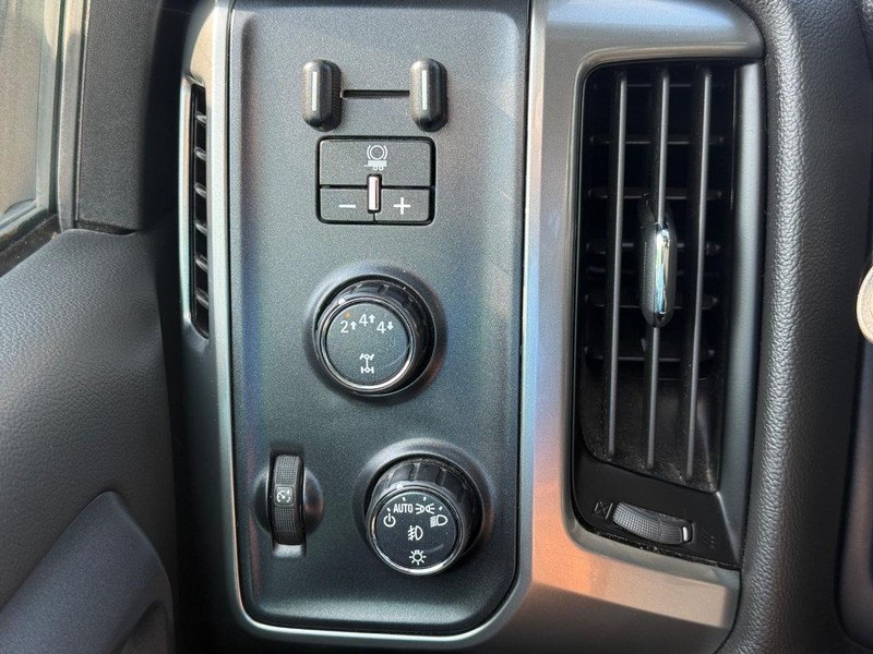 Chevrolet Silverado 2500HD Vehicle Full-screen Gallery Image 28