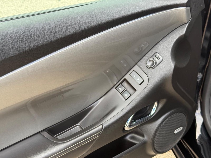 Chevrolet Camaro Vehicle Full-screen Gallery Image 18
