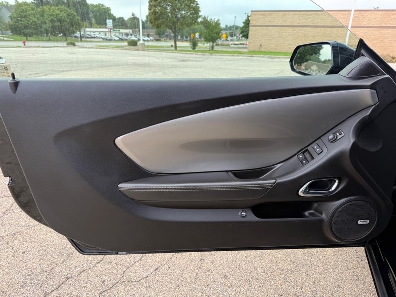 Chevrolet Camaro Vehicle Full-screen Gallery Image 19