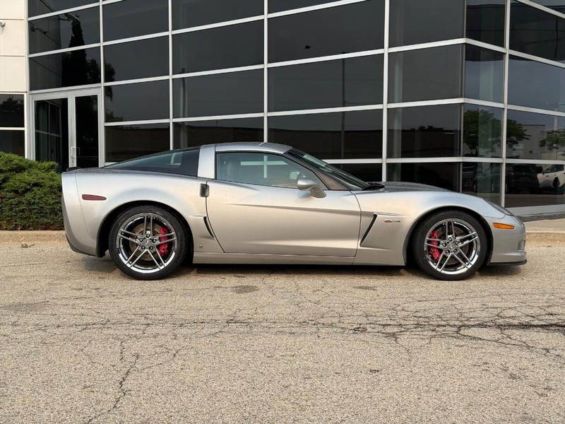 Chevrolet Corvette Vehicle Full-screen Gallery Image 02