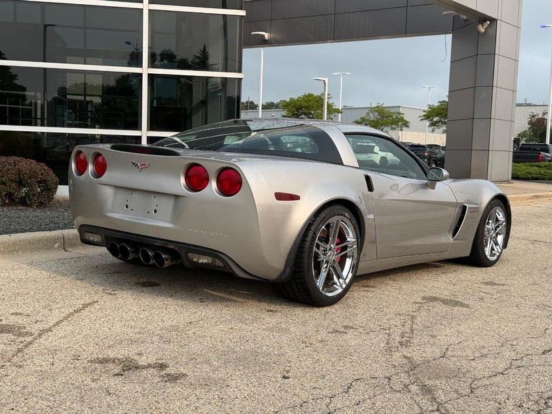 Chevrolet Corvette Vehicle Full-screen Gallery Image 03