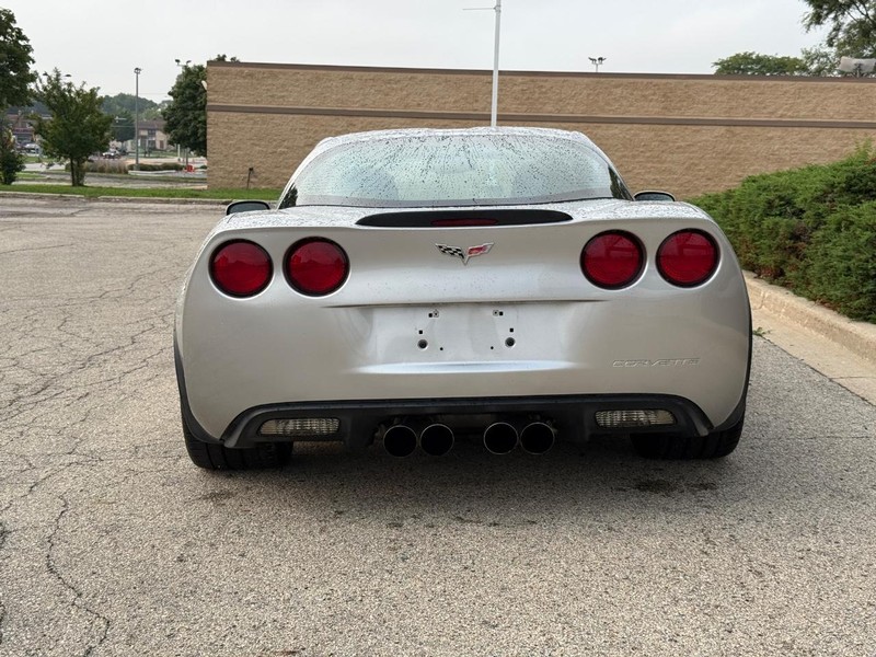 Chevrolet Corvette Vehicle Full-screen Gallery Image 04