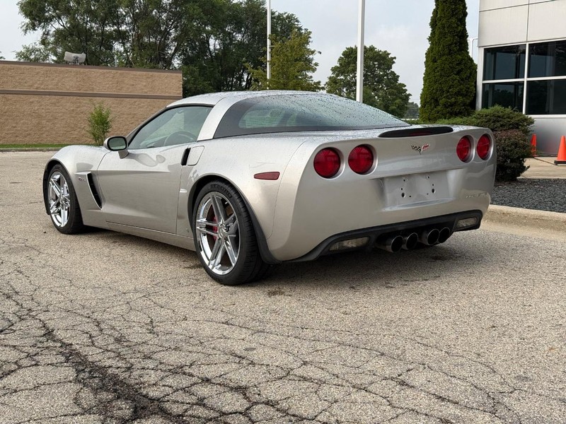 Chevrolet Corvette Vehicle Full-screen Gallery Image 05