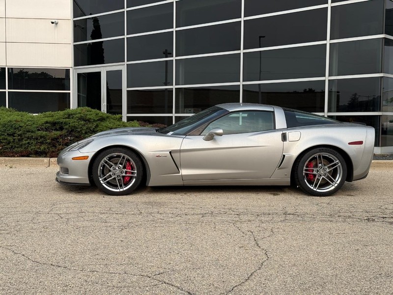 Chevrolet Corvette Vehicle Full-screen Gallery Image 06