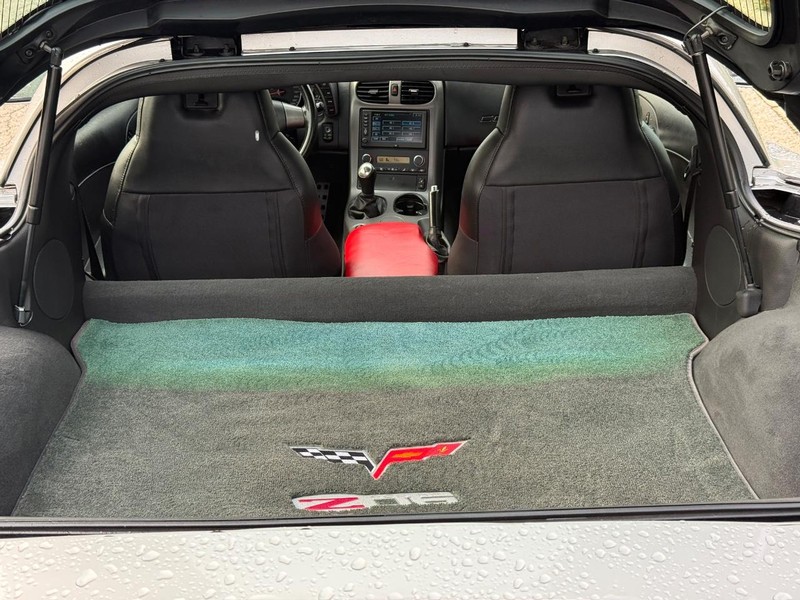 Chevrolet Corvette Vehicle Full-screen Gallery Image 09