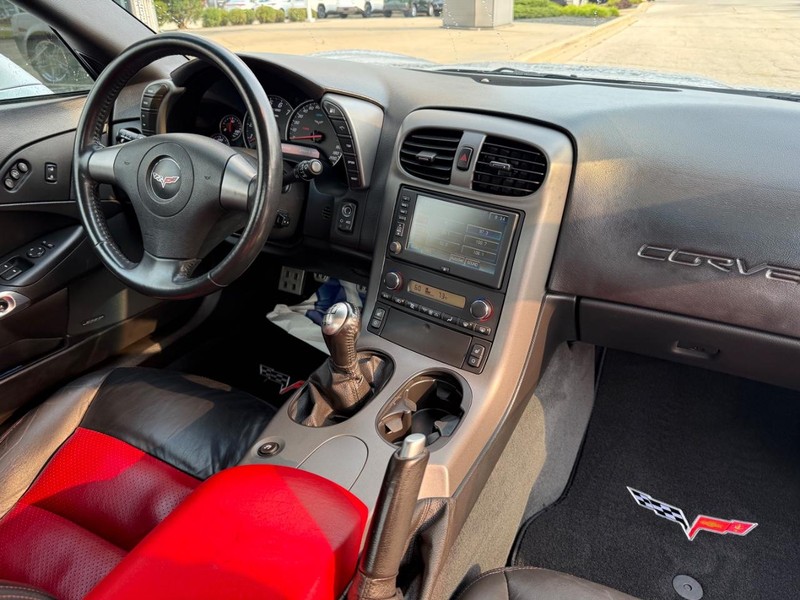 Chevrolet Corvette Vehicle Full-screen Gallery Image 12