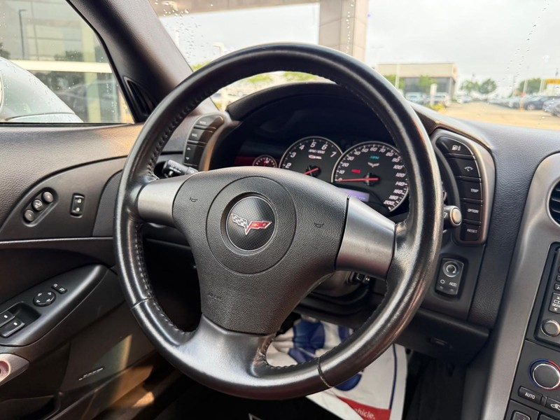 Chevrolet Corvette Vehicle Full-screen Gallery Image 13