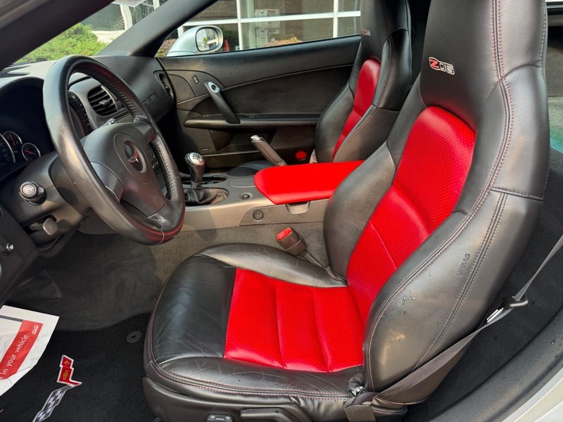 Chevrolet Corvette Vehicle Full-screen Gallery Image 15