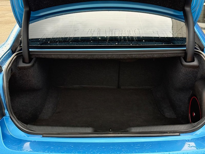 Dodge Charger Vehicle Full-screen Gallery Image 09