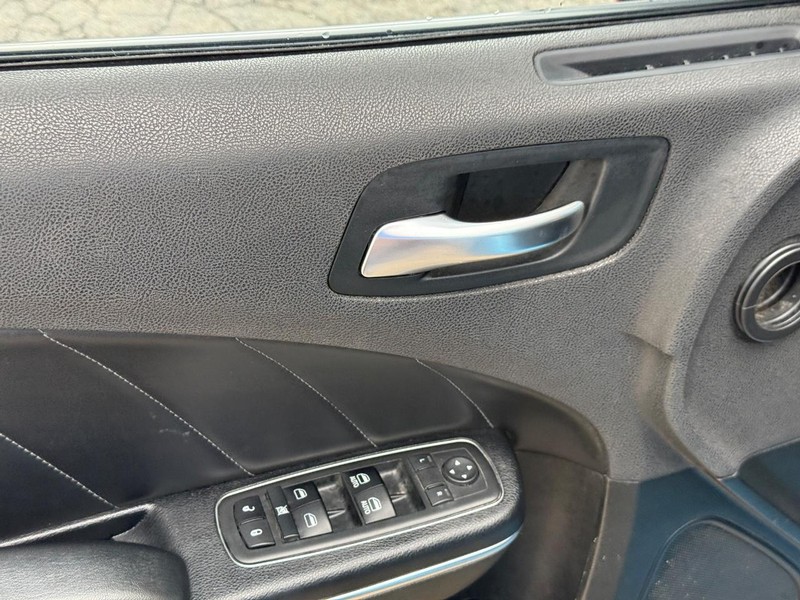 Dodge Charger Vehicle Full-screen Gallery Image 18