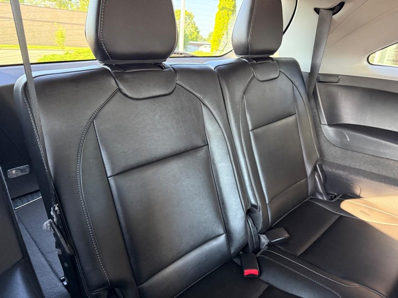 Acura MDX Vehicle Full-screen Gallery Image 13