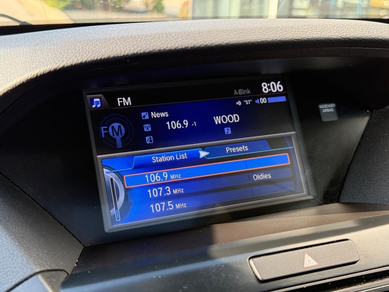 Acura MDX Vehicle Full-screen Gallery Image 24