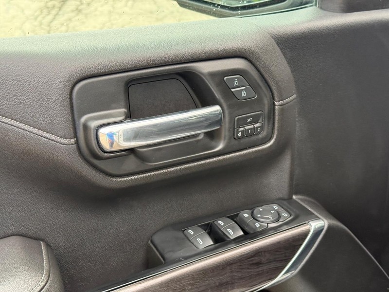 Chevrolet Silverado 1500 Vehicle Full-screen Gallery Image 18