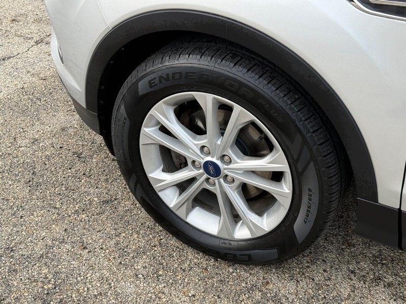 Ford Escape Vehicle Full-screen Gallery Image 10