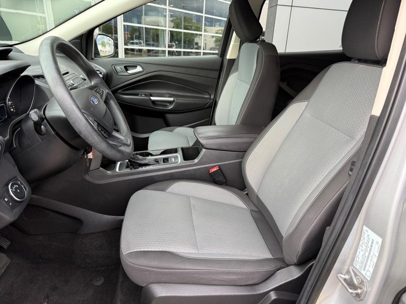 Ford Escape Vehicle Full-screen Gallery Image 16