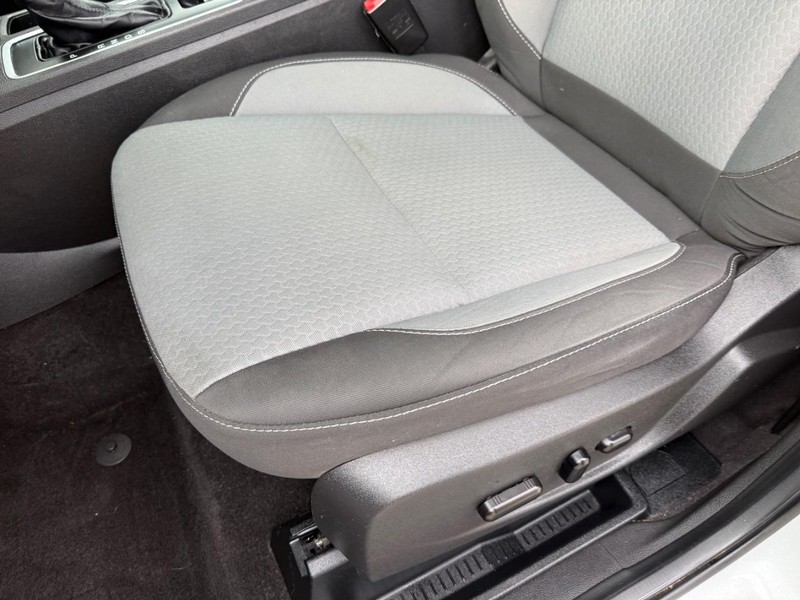 Ford Escape Vehicle Full-screen Gallery Image 17