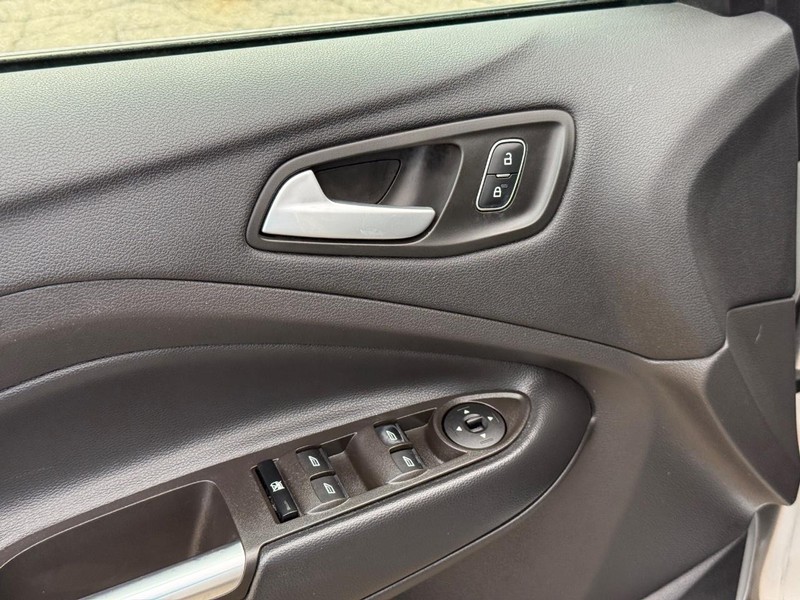 Ford Escape Vehicle Full-screen Gallery Image 18