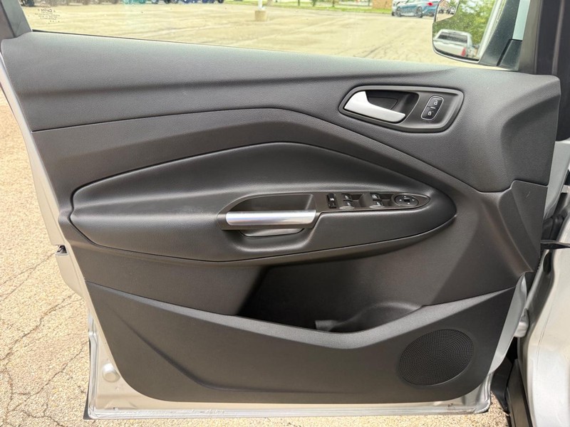 Ford Escape Vehicle Full-screen Gallery Image 19