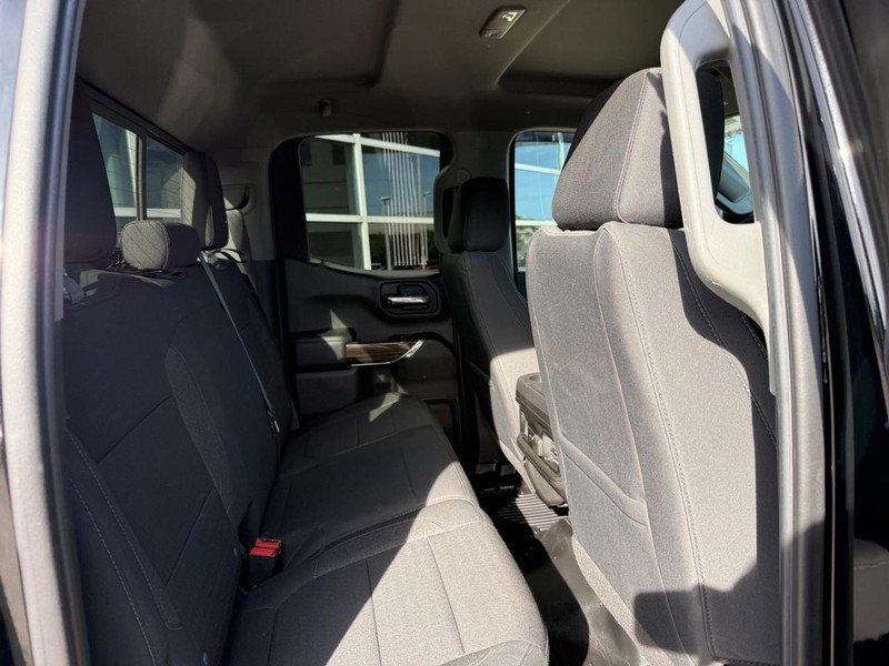 Chevrolet Silverado 1500 Vehicle Full-screen Gallery Image 12