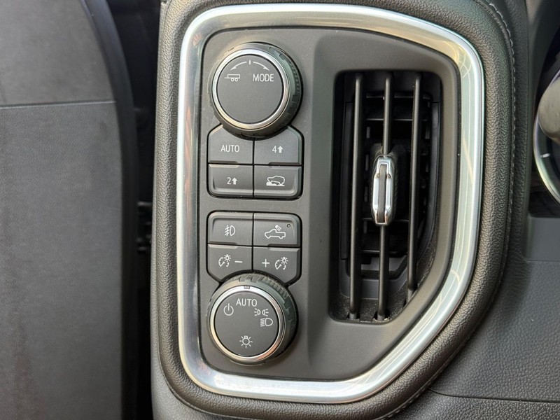 Chevrolet Silverado 1500 Vehicle Full-screen Gallery Image 23