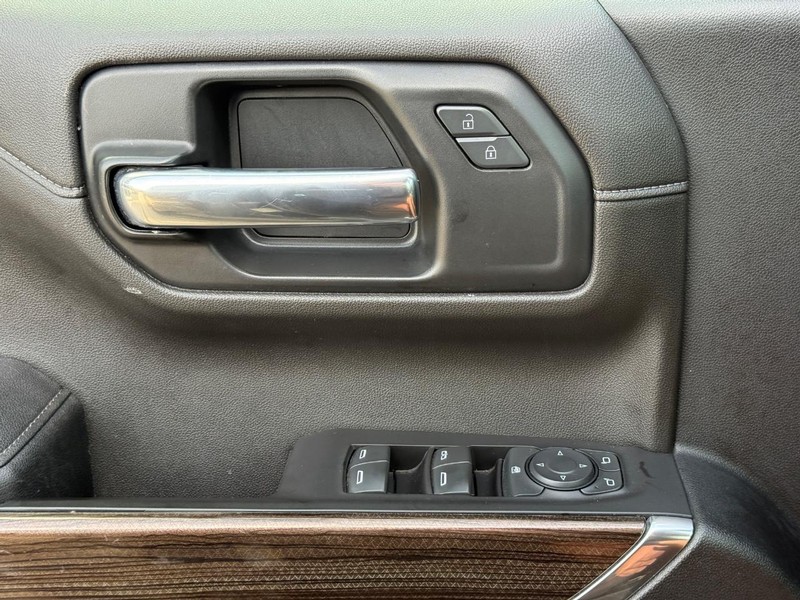 Chevrolet Silverado 1500 Vehicle Full-screen Gallery Image 24