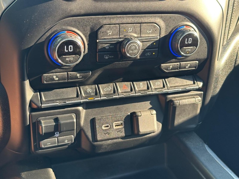 Chevrolet Silverado 1500 Vehicle Full-screen Gallery Image 21