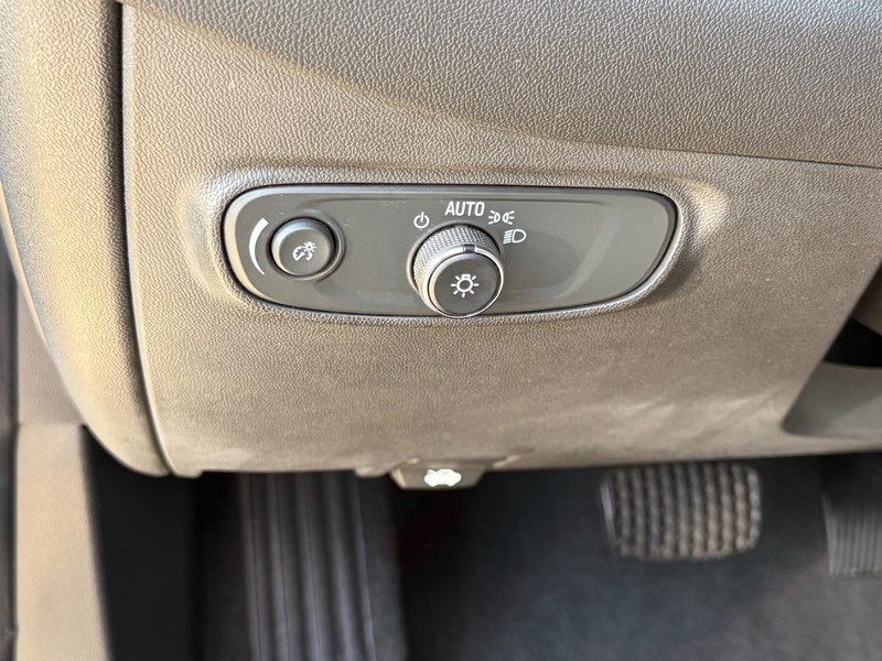 Chevrolet Equinox Vehicle Full-screen Gallery Image 24