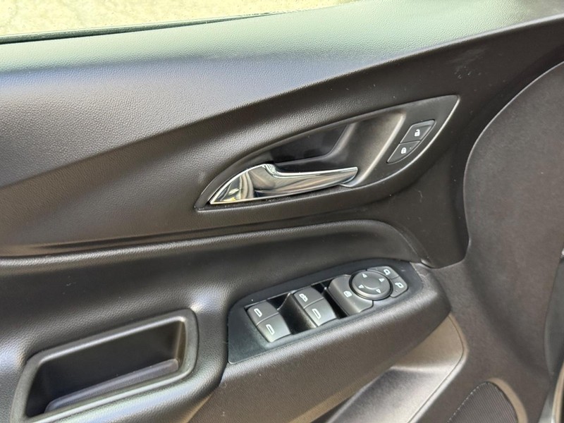 Chevrolet Equinox Vehicle Full-screen Gallery Image 18