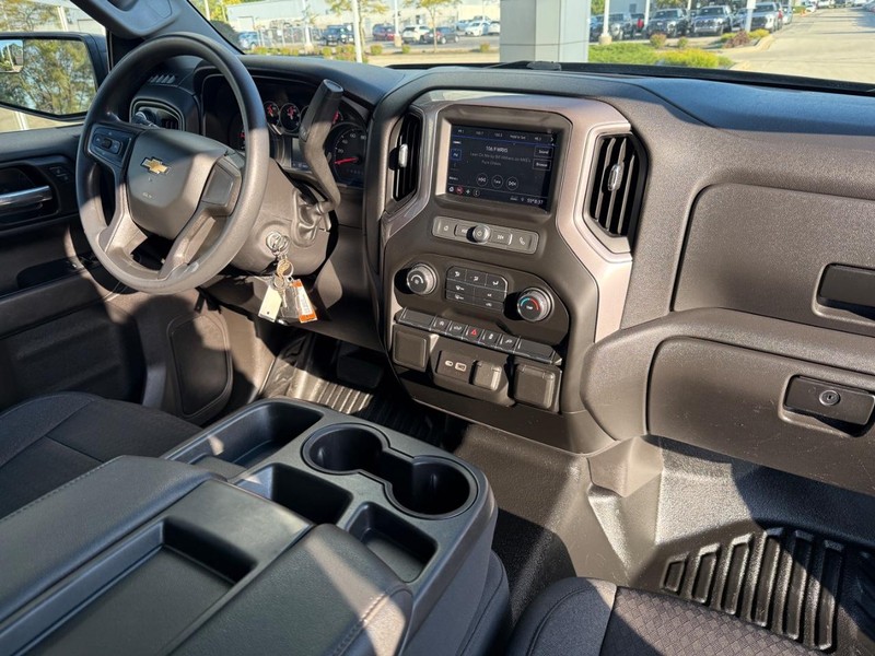 Chevrolet Silverado 1500 Vehicle Full-screen Gallery Image 12